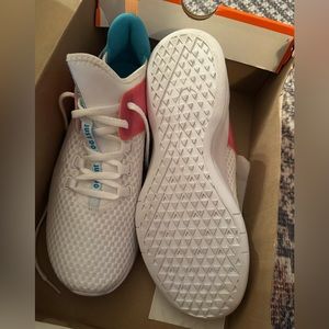 NWT WOMENS NIKE AIR MAX BELLA TR 2